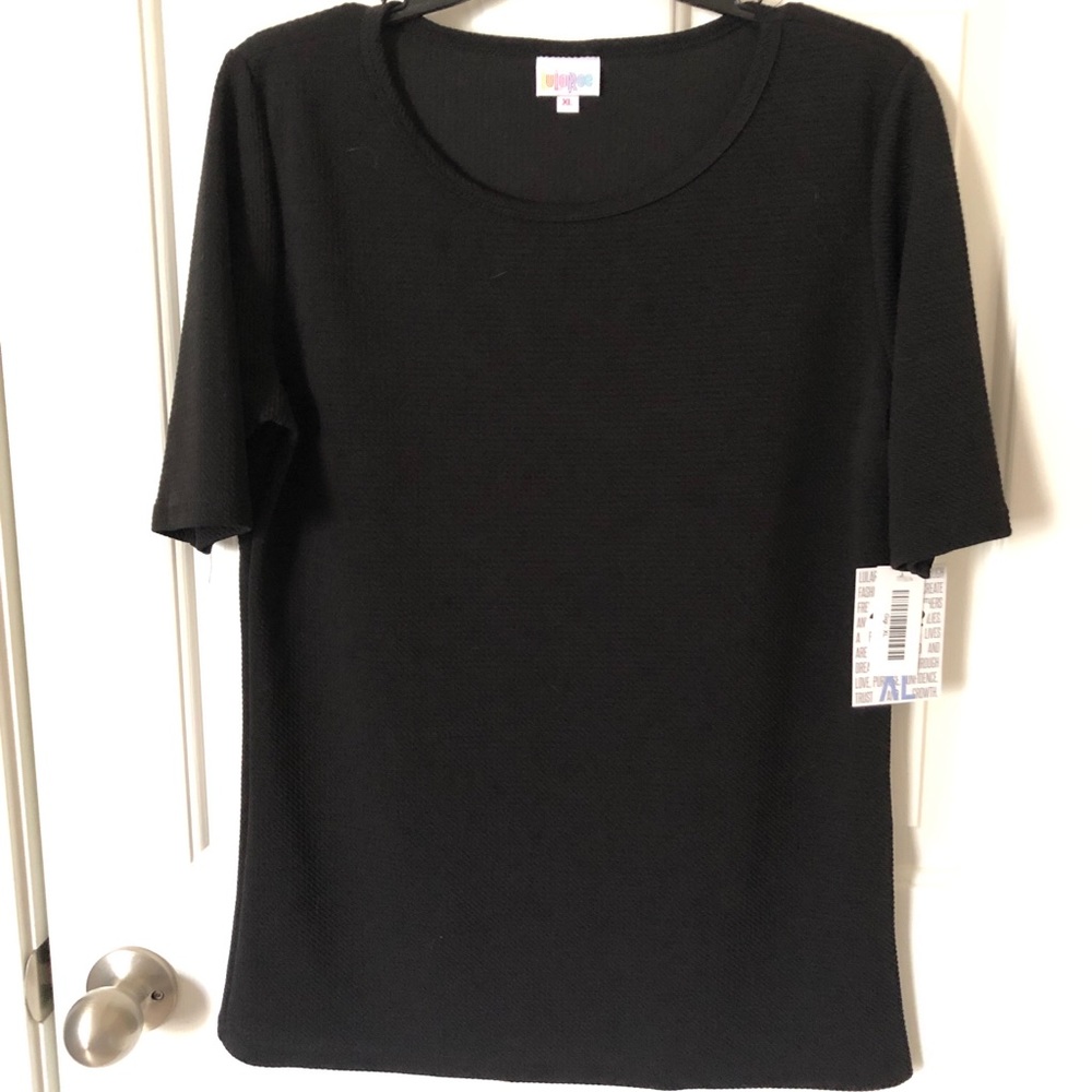 NWT stretchy Gigi lularoe top